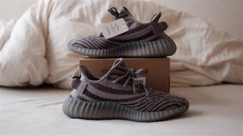 Yeezy Beluga 2.0 sz 8.5 authentic reference pictures